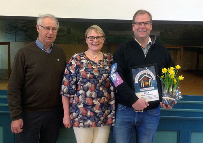 Stamma-2018-Vasselhyttan-utmarkelse Göran Selander från Sveaborgs bygdegård tilldelades silvernålen efter 40 som aktiv, Kristina Haglund, ordförande i distriktet och Martin Andersson som tilldelats den första Årets eldsjäl